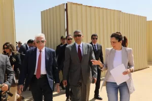 استعدادا للتشغيل التجريبى| جولة تفقدية لمستشارى رئيس الجمهورية للتنمية المحلية والشؤون الإقتصادية ومحافظ الجيزة.. للوقوف على نسب الانتهاء من مشروع تطوير المنطقة الأثرية للأهرامات 21 - جريدة المساء