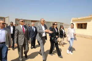 استعدادا للتشغيل التجريبى| جولة تفقدية لمستشارى رئيس الجمهورية للتنمية المحلية والشؤون الإقتصادية ومحافظ الجيزة.. للوقوف على نسب الانتهاء من مشروع تطوير المنطقة الأثرية للأهرامات 25 - جريدة المساء