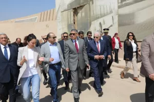 استعدادا للتشغيل التجريبى| جولة تفقدية لمستشارى رئيس الجمهورية للتنمية المحلية والشؤون الإقتصادية ومحافظ الجيزة.. للوقوف على نسب الانتهاء من مشروع تطوير المنطقة الأثرية للأهرامات 41 - جريدة المساء