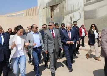 استعدادا للتشغيل التجريبى| جولة تفقدية لمستشارى رئيس الجمهورية للتنمية المحلية والشؤون الإقتصادية ومحافظ الجيزة.. للوقوف على نسب الانتهاء من مشروع تطوير المنطقة الأثرية للأهرامات 25 - جريدة المساء