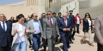 استعدادا للتشغيل التجريبى| جولة تفقدية لمستشارى رئيس الجمهورية للتنمية المحلية والشؤون الإقتصادية ومحافظ الجيزة.. للوقوف على نسب الانتهاء من مشروع تطوير المنطقة الأثرية للأهرامات 1 - جريدة المساء