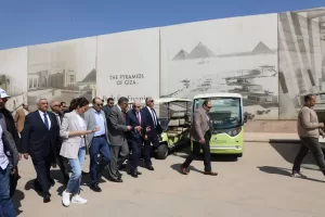 استعدادا للتشغيل التجريبى| جولة تفقدية لمستشارى رئيس الجمهورية للتنمية المحلية والشؤون الإقتصادية ومحافظ الجيزة.. للوقوف على نسب الانتهاء من مشروع تطوير المنطقة الأثرية للأهرامات 43 - جريدة المساء
