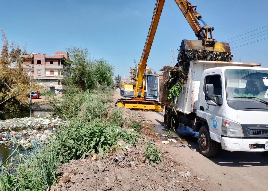 محافظ كفر الشيخ يتابع أعمال رصف رافد الطريق الدولي بمركز الرياض 26 - جريدة المساء