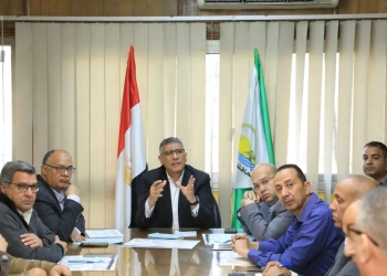 في أولى اجتماعاته مع رئيس الهيئة الجديد.. محافظ الجيزة: لا تهاون في ملف النظافة.. وحملات مكثفة لتنشيط العمل الميداني 19 - جريدة المساء