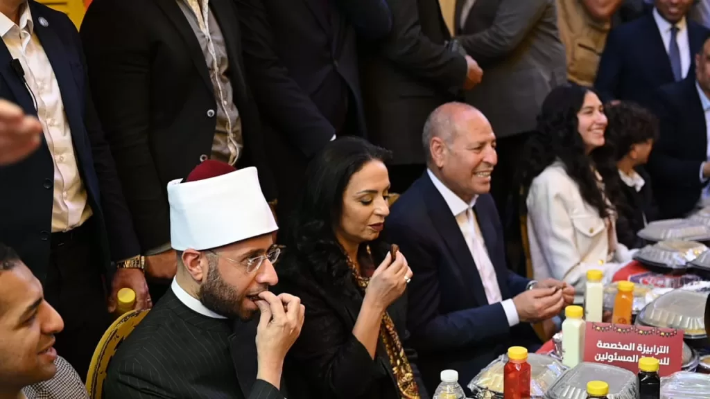 المطرية تضيء ليالي رمضان بأكبر مائدة شعبية بمشاركة كبار الشخصيات 22 - جريدة المساء المطرية تضيء ليالي رمضان بأكبر مائدة شعبية بمشاركة كبار الشخصيات 21 - جريدة المساء