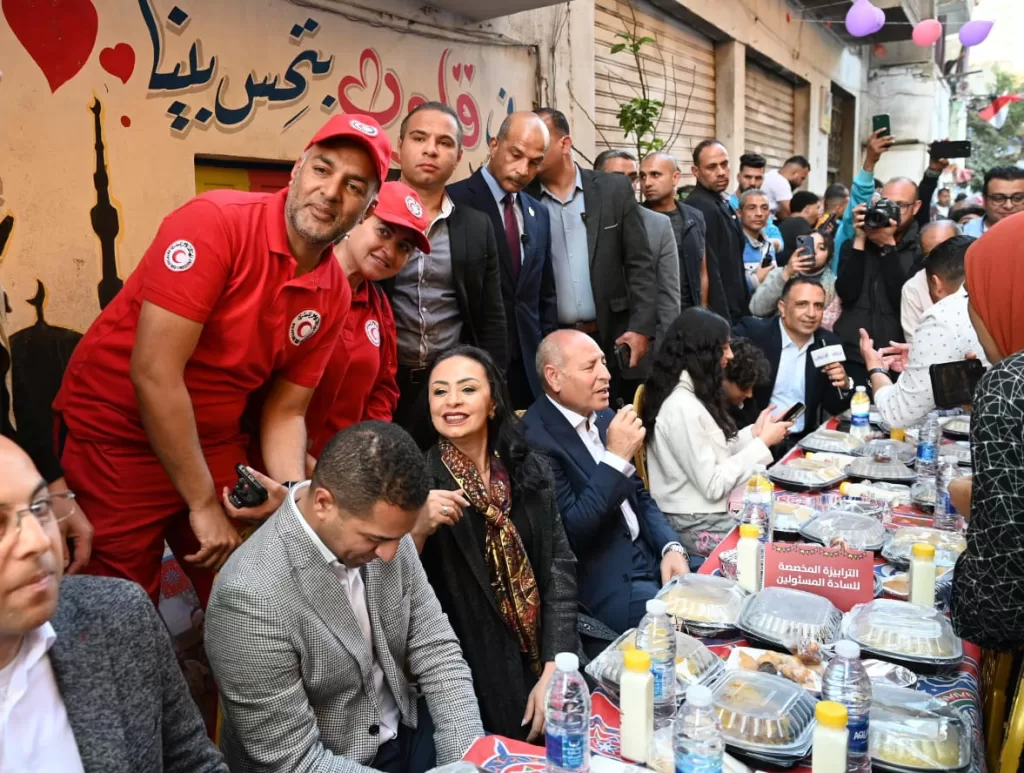 المطرية تضيء ليالي رمضان بأكبر مائدة شعبية بمشاركة كبار الشخصيات 24 - جريدة المساء المطرية تضيء ليالي رمضان بأكبر مائدة شعبية بمشاركة كبار الشخصيات 23 - جريدة المساء