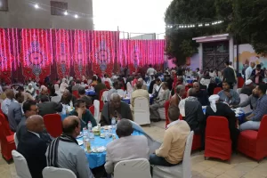 أهالي أرمنت يجتمعون على مائدة إفطار مفتاح الحياة بالأقصر 49 - جريدة المساء