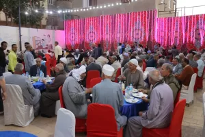 أهالي أرمنت يجتمعون على مائدة إفطار مفتاح الحياة بالأقصر 43 - جريدة المساء