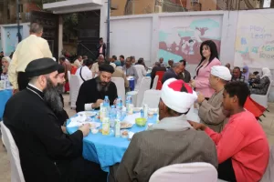 أهالي أرمنت يجتمعون على مائدة إفطار مفتاح الحياة بالأقصر 39 - جريدة المساء