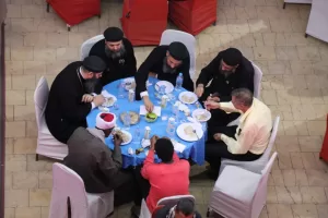 أهالي أرمنت يجتمعون على مائدة إفطار مفتاح الحياة بالأقصر 33 - جريدة المساء