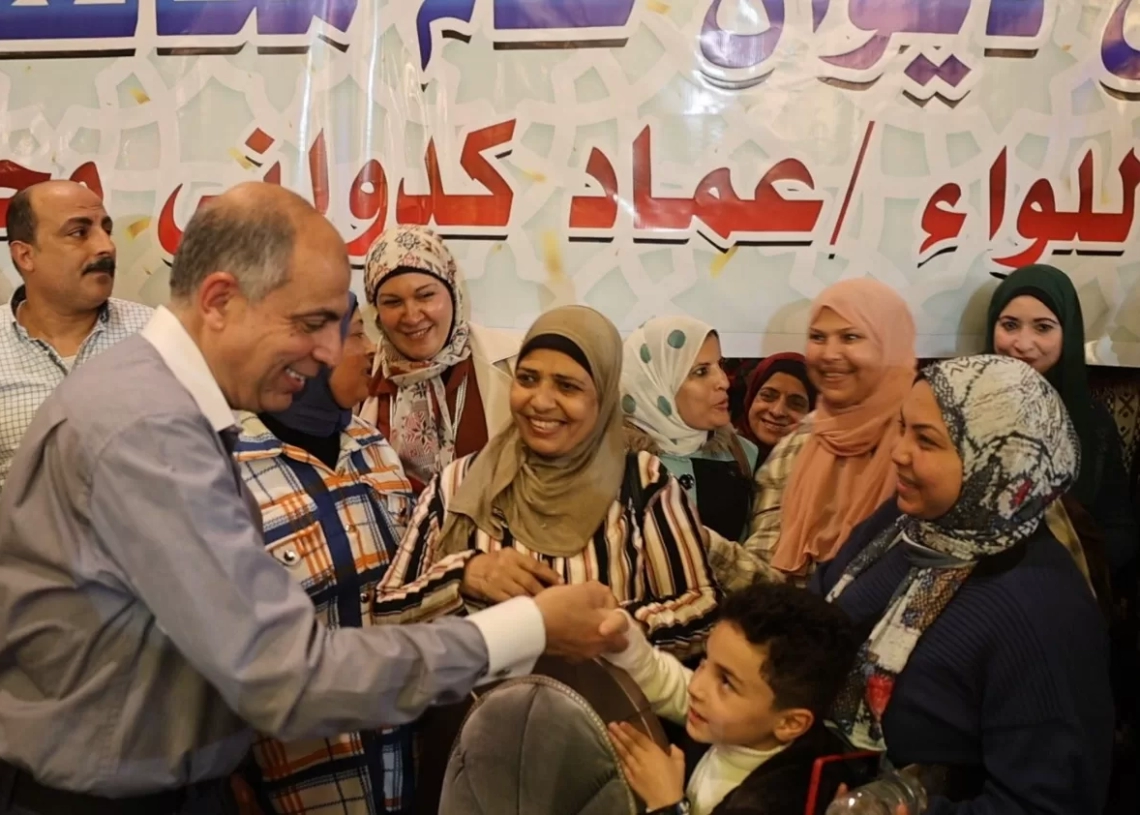 "فرحة وتواصل بين الجميع: محافظ المنيا يشارك موظفي الديوان العام إفطارهم الجماعي 19 - جريدة المساء