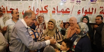 "فرحة وتواصل بين الجميع: محافظ المنيا يشارك موظفي الديوان العام إفطارهم الجماعي 1 - جريدة المساء