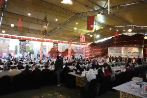 "فرحة وتواصل بين الجميع: محافظ المنيا يشارك موظفي الديوان العام إفطارهم الجماعي 29 - جريدة المساء