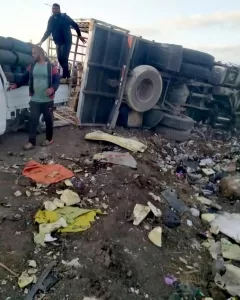 في موكب جنائزي مهيب وأجواء من الحزن: أهالي قرية أم سن بكفر الشيخ يشيعون جنازة ضحايا حادث الرياض 31 - جريدة المساء