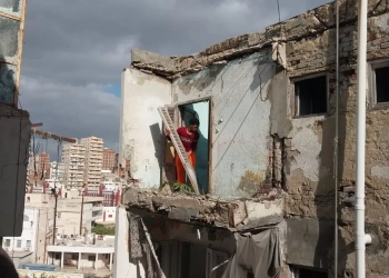 إزالة الأجزاء الخطرة والمعلقة بمساكن الجمهورية حماية للأرواح والممتلكات 25 - جريدة المساء