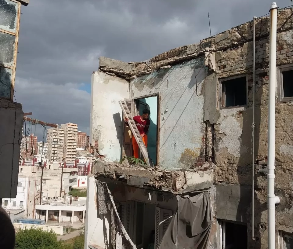 إزالة الأجزاء الخطرة والمعلقة بمساكن الجمهورية حماية للأرواح والممتلكات 19 - جريدة المساء