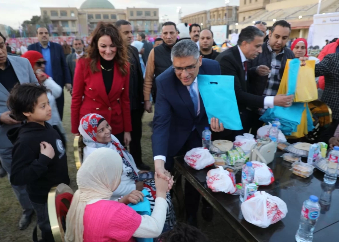 محافظ الجيزة يشهد حفل إفطار جماعي مع 4 آلاف من الطلاب ذوي الهمم والأيتام بمدرسة السعيدية 19 - جريدة المساء