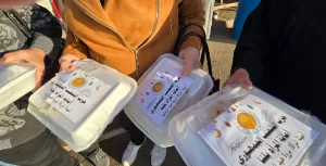 أمانة المرأة بحزب الشعب الجمهوري بقنا توزع 500 وجبة ساخنة على الصائمين بمواقف السيارات 43 - جريدة المساء