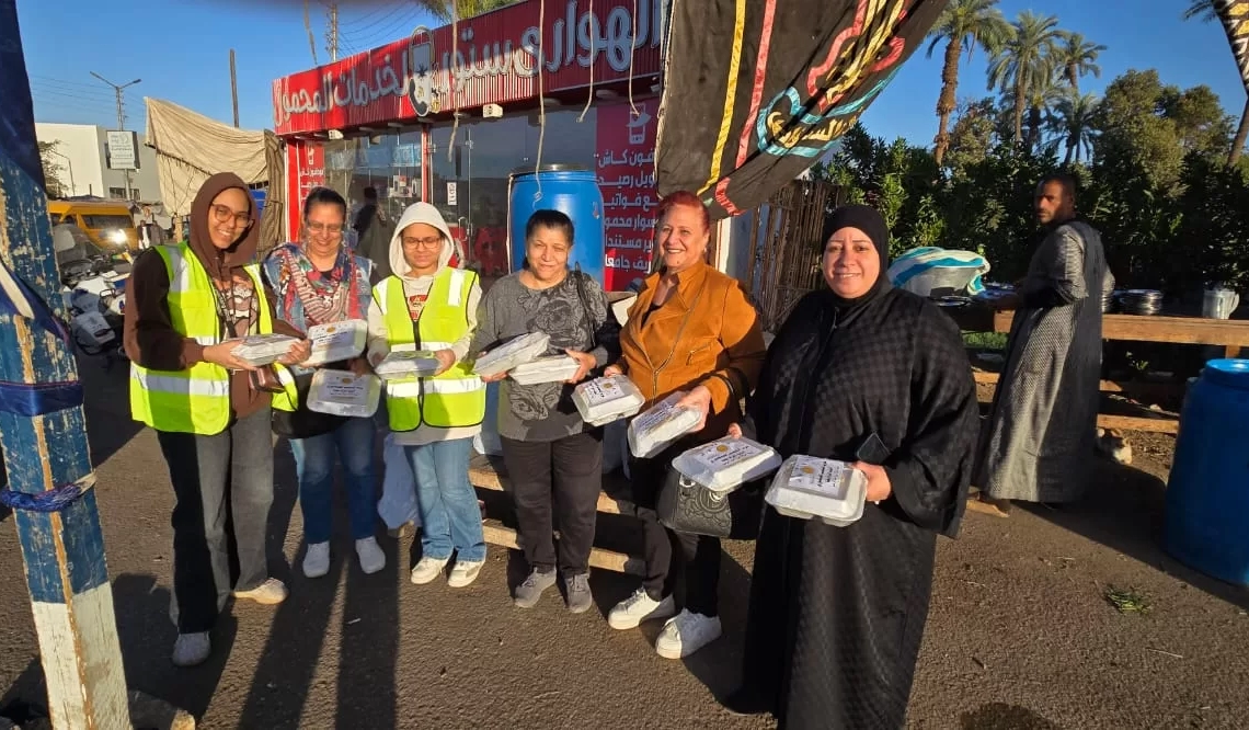 أمانة المرأة بحزب الشعب الجمهوري بقنا توزع 500 وجبة ساخنة على الصائمين بمواقف السيارات 19 - جريدة المساء