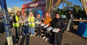 أمانة المرأة بحزب الشعب الجمهوري بقنا توزع 500 وجبة ساخنة على الصائمين بمواقف السيارات 21 - جريدة المساء