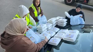 أمانة المرأة بحزب الشعب الجمهوري بقنا توزع 500 وجبة ساخنة على الصائمين بمواقف السيارات 37 - جريدة المساء