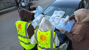 أمانة المرأة بحزب الشعب الجمهوري بقنا توزع 500 وجبة ساخنة على الصائمين بمواقف السيارات 25 - جريدة المساء