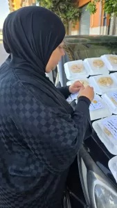 أمانة المرأة بحزب الشعب الجمهوري بقنا توزع 500 وجبة ساخنة على الصائمين بمواقف السيارات 33 - جريدة المساء