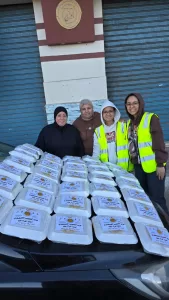 أمانة المرأة بحزب الشعب الجمهوري بقنا توزع 500 وجبة ساخنة على الصائمين بمواقف السيارات 29 - جريدة المساء