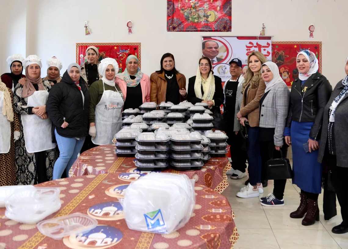 لدكتورة نسرين البغدادى ومحافظ القاهرة يتفقدان مطبخ المصرية بحي الأسمرات 19 - جريدة المساء