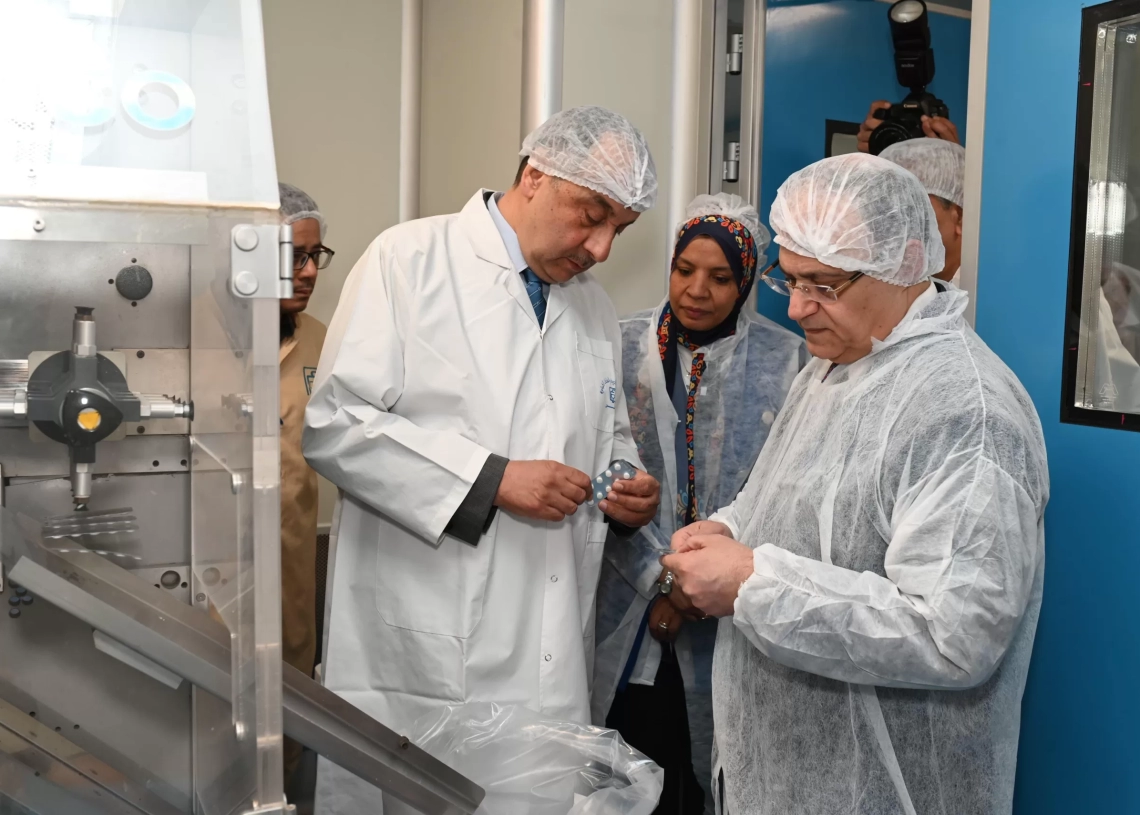 المهندس محمد شيمي وزير قطاع الأعمال العام: اهتمام كبير بتنمية صناعة الدواء في الشركات التابعة وتعزيز دورها في دعم الأمن الدوائي 18 - جريدة المساء