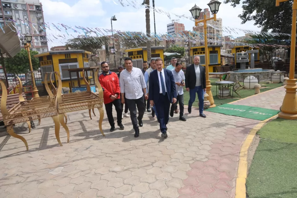 تزامناً مع حلول عيد الفطر المبارك.."أبو ليمون" يتفقد حديقتى مصر و 30 يونيه بشبين للاطمئنان على الجاهزية لاستقبال المواطنين.. ويوزع "بونات غذائية" مجانية علي عمال النظافة 21 - جريدة المساء