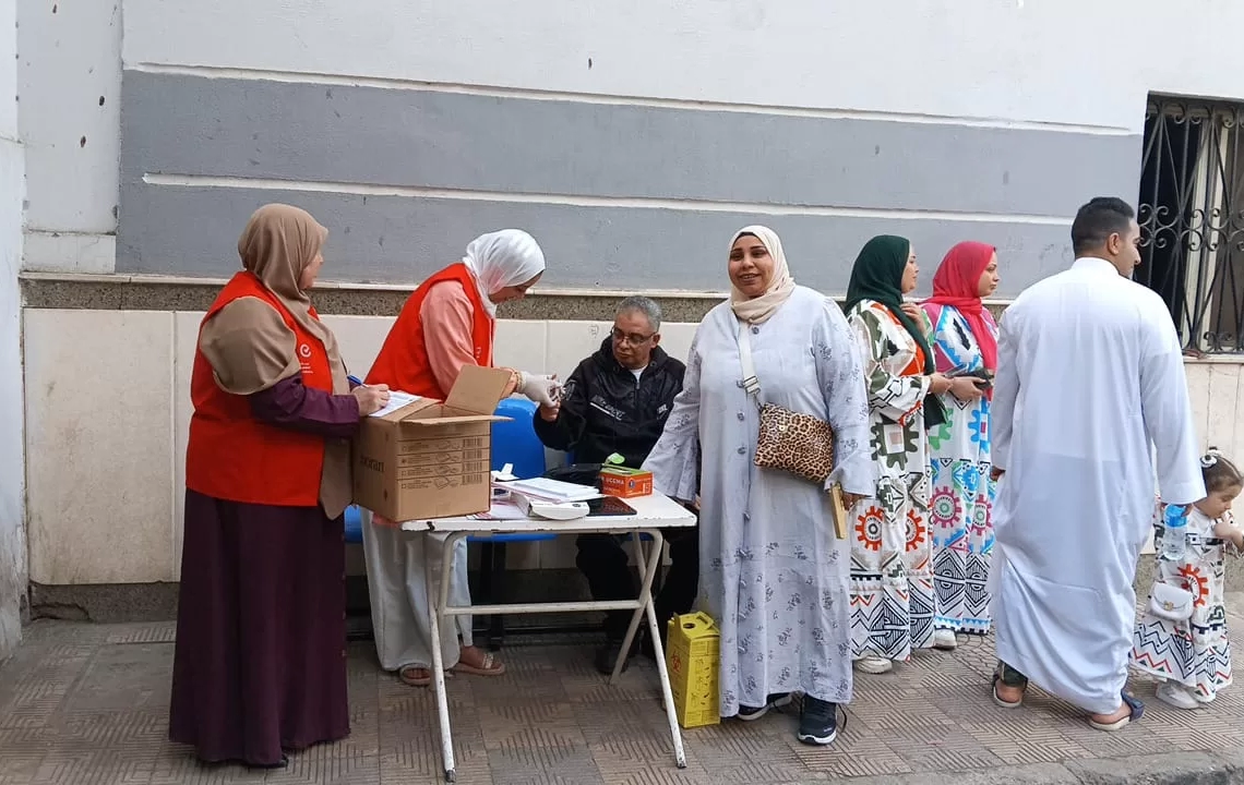 رئيس قطاع القاهرة مدير الشئون الصحية تابع تنفيذ خطة التأمين الطبى وفرق المبادرات الرئاسية والتثقيف الصحي أمام المساجد عقب صلاة العيد والأندية الرياضية والمتنزهات 19 - جريدة المساء