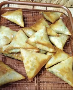 السمبوسة اللذيذة على سفرة رمضان بطريقه الشيف سماح ..بالفيديو 21 - جريدة المساء