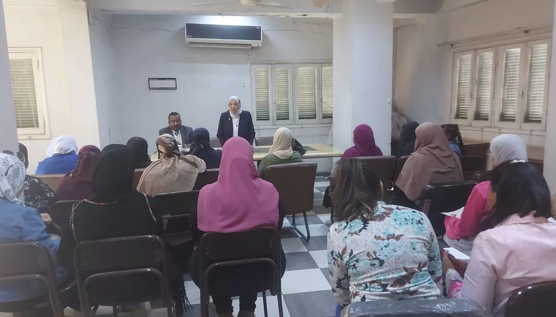 محافظ أسوان يتابع تنظيم البرنامج التدريبى للتوعية المجتمعية للأمهات والشابات المقبلات على الأمومة وذلك ضمن المشروع القومى لتنمية الأسرة المصرية الجارى بجميع القرى والنجوع 17 - جريدة المساء