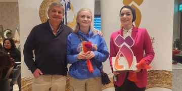 مطار القاهرة الدولي يحتفي بيوم المرأة العالمي مع المسافرين 1 - جريدة المساء