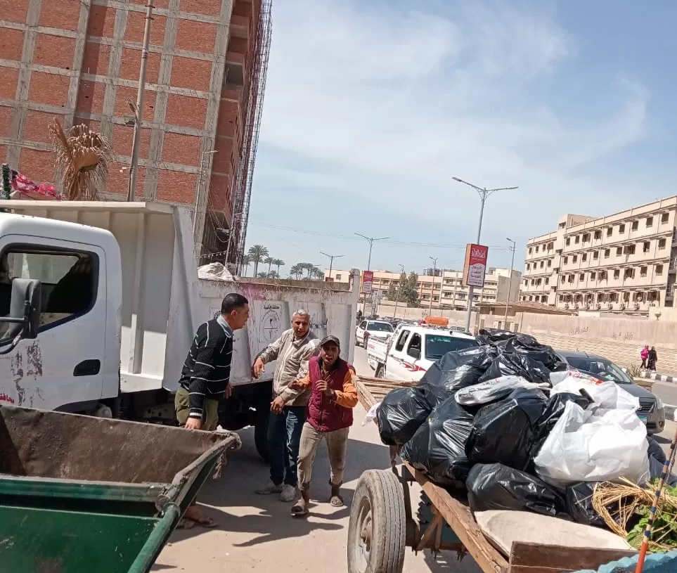 حملات مكثفة لضبط نباشين القمامة بالدقهلية ومصادرة المعدات المستخدمة. 18 - جريدة المساء