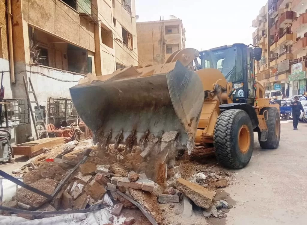 تكثيف جهود النظافة العامة والتجميل ورفع الإشغالات بمراكز ومدن أسوان إستعدادا لعيد الفطر المبارك 19 - جريدة المساء