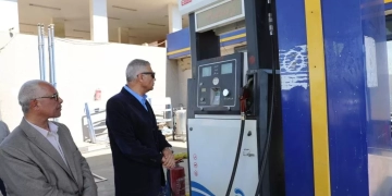 لمتابعة إنتظام عمل المحطات والتصدى لأى محاولات لإحتكار المواد البترولية .. محافظ أسوان يفاجأ أحد محطات الوقود للخدمات البترولية بقرية السلسلة 9 - جريدة المساء