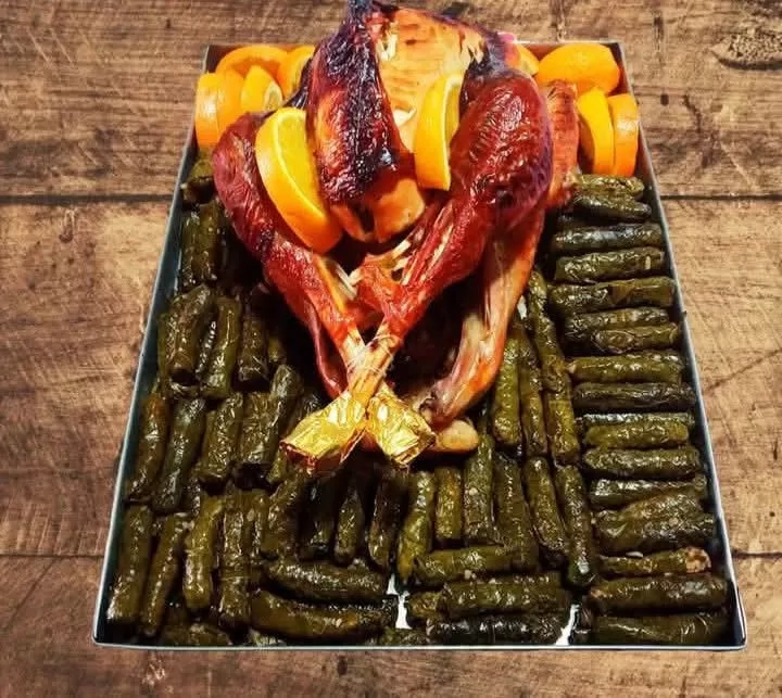 للعزومات:ديك رومي مع محشي ورق عنب بالكيس الحراري 17 - جريدة المساء