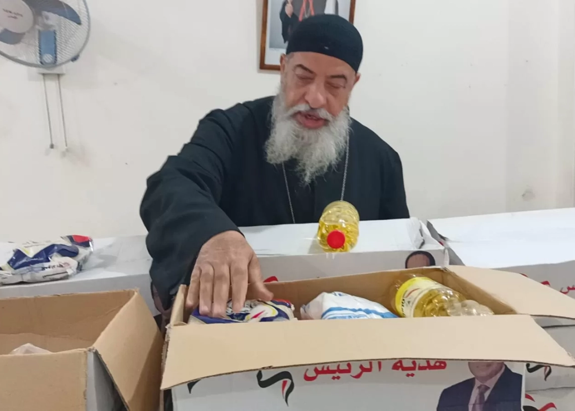 وكيل مطرانية الأقباط الكاثوليكية بالبحر الأحمر يوزع كرتونة رمضانية على الأسر الأكثر احتياجا 19 - جريدة المساء