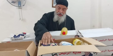 وكيل مطرانية الأقباط الكاثوليكية بالبحر الأحمر يوزع كرتونة رمضانية على الأسر الأكثر احتياجا 1 - جريدة المساء