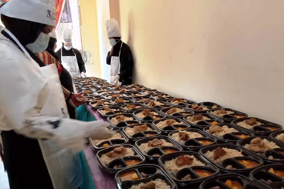 تحت رعاية محافظ أسوان .. إستمرار توزيع 500 من الوجبات الغذائية بمبادرة مطبخ المصرية بقرى إدفو وذلك ضمن المشروع القومى لتنمية الأسرة المصرية 19 - جريدة المساء