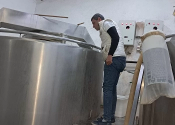 في بني سويف  :  14محضراً والتحفظ على 3 طن لبن فرز غير صالح للاستهلاك داخل مصنع جبنة "بدون ترخيص" في حملة لمراقبة الأغذية 17 - جريدة المساء