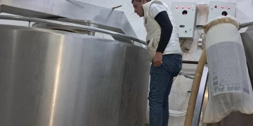 في بني سويف  :  14محضراً والتحفظ على 3 طن لبن فرز غير صالح للاستهلاك داخل مصنع جبنة "بدون ترخيص" في حملة لمراقبة الأغذية 1 - جريدة المساء