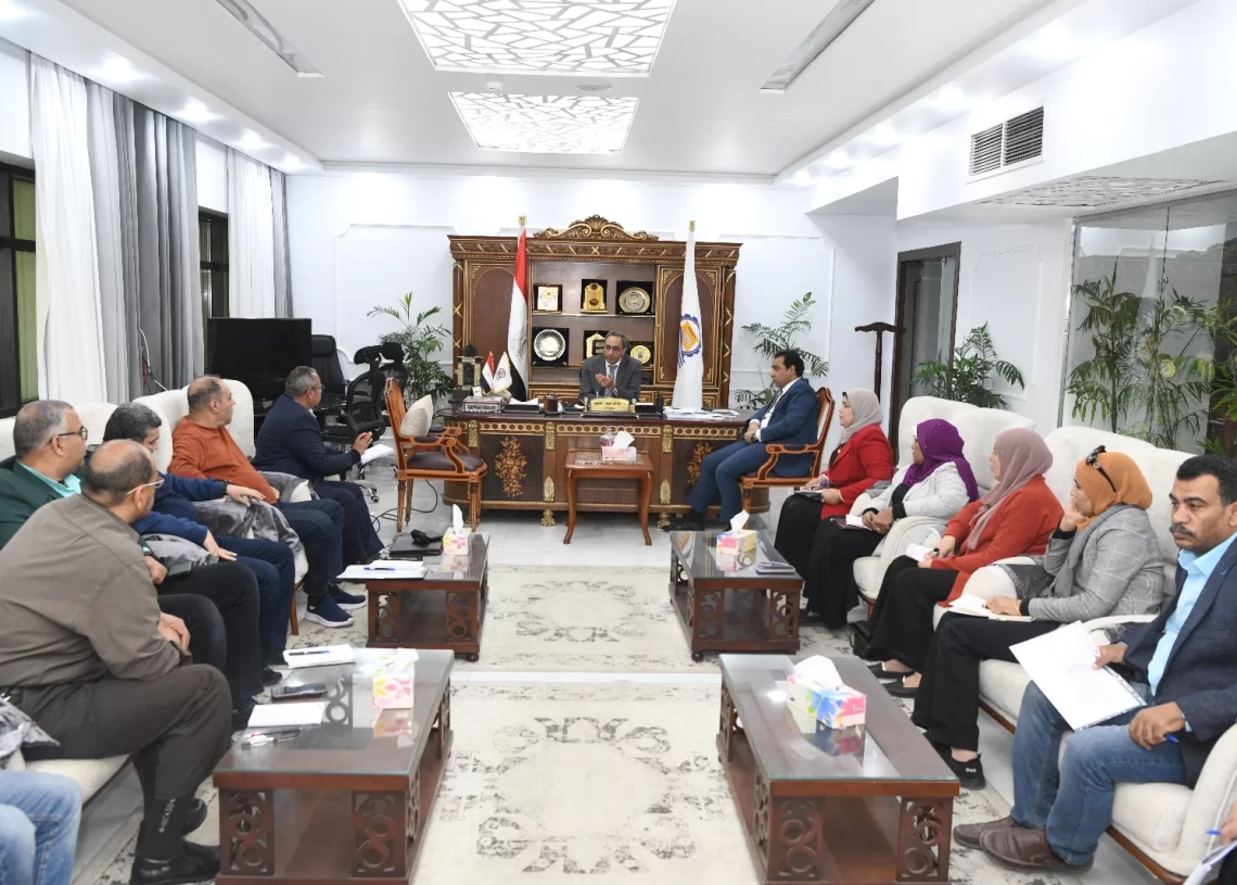 محافظ قنا يناقش تنفيذ مشروعات بيئية لتعزيز الاستدامة والتنمية الخضراء 17 - جريدة المساء
