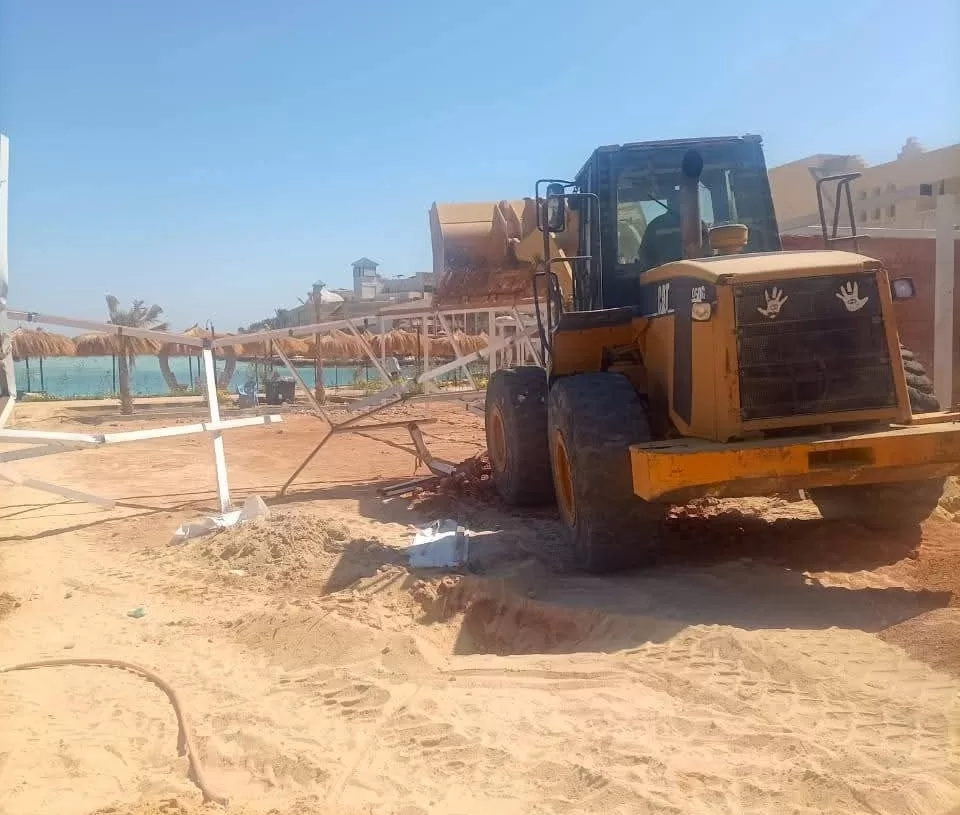 حملة إزالة مكبرة لمباني مخالفة داخل شاطئ (4 الاستثماري) بالغردقة 26 - جريدة المساء