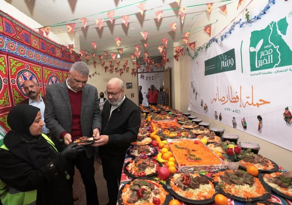 محافظ أسوان يتفقد " مطبخ الخير " بمنطقة السيل لمؤسسة مصر الخير لتجهيز 1200 وجبة إفطار ساخنة 17 - جريدة المساء