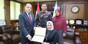 محافظ كفرالشيخ يُكرِّم النائبة مها شعبان لحصولها على المركز الأول في بطولة الجمهورية لألعاب القوى «ذوى الهمم» 2 - جريدة المساء محافظ كفرالشيخ يُكرِّم النائبة مها شعبان لحصولها على المركز الأول في بطولة الجمهورية لألعاب القوى «ذوى الهمم» 1 - جريدة المساء