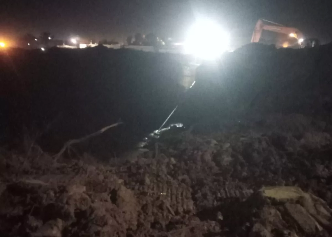 عقب علمه بحدوث هبوط أرضى مفاجئ بطريق توشكى بنصر النوبة.. محافظ أسوان يقرر غلق الطريق وتوفير طريق بديل مع تشكيل لجنة فنية متخصصة لسرعة معالجة الهبوط بشكل علمى وهندسى محكم للحفاظ على سلامة المترددين عليه 18 - جريدة المساء