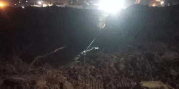 عقب علمه بحدوث هبوط أرضى مفاجئ بطريق توشكى بنصر النوبة.. محافظ أسوان يقرر غلق الطريق وتوفير طريق بديل مع تشكيل لجنة فنية متخصصة لسرعة معالجة الهبوط بشكل علمى وهندسى محكم للحفاظ على سلامة المترددين عليه 1 - جريدة المساء